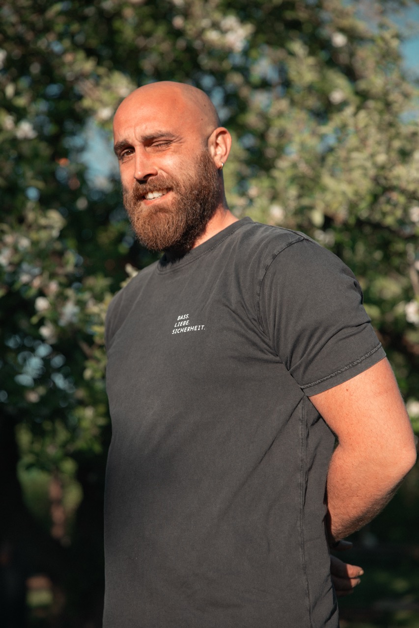 bass.liebe.sicherheit – tshirt schwarz 2