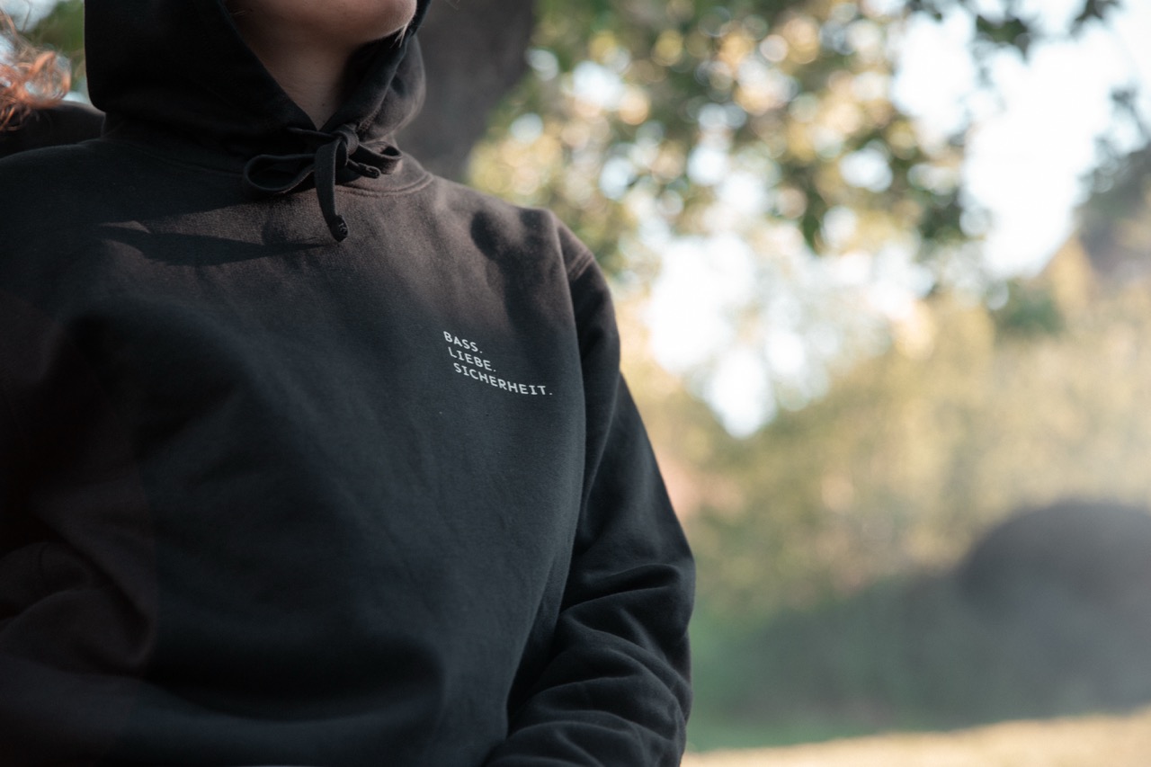 bass.liebe.sicherheit – hoodie schwarz 1