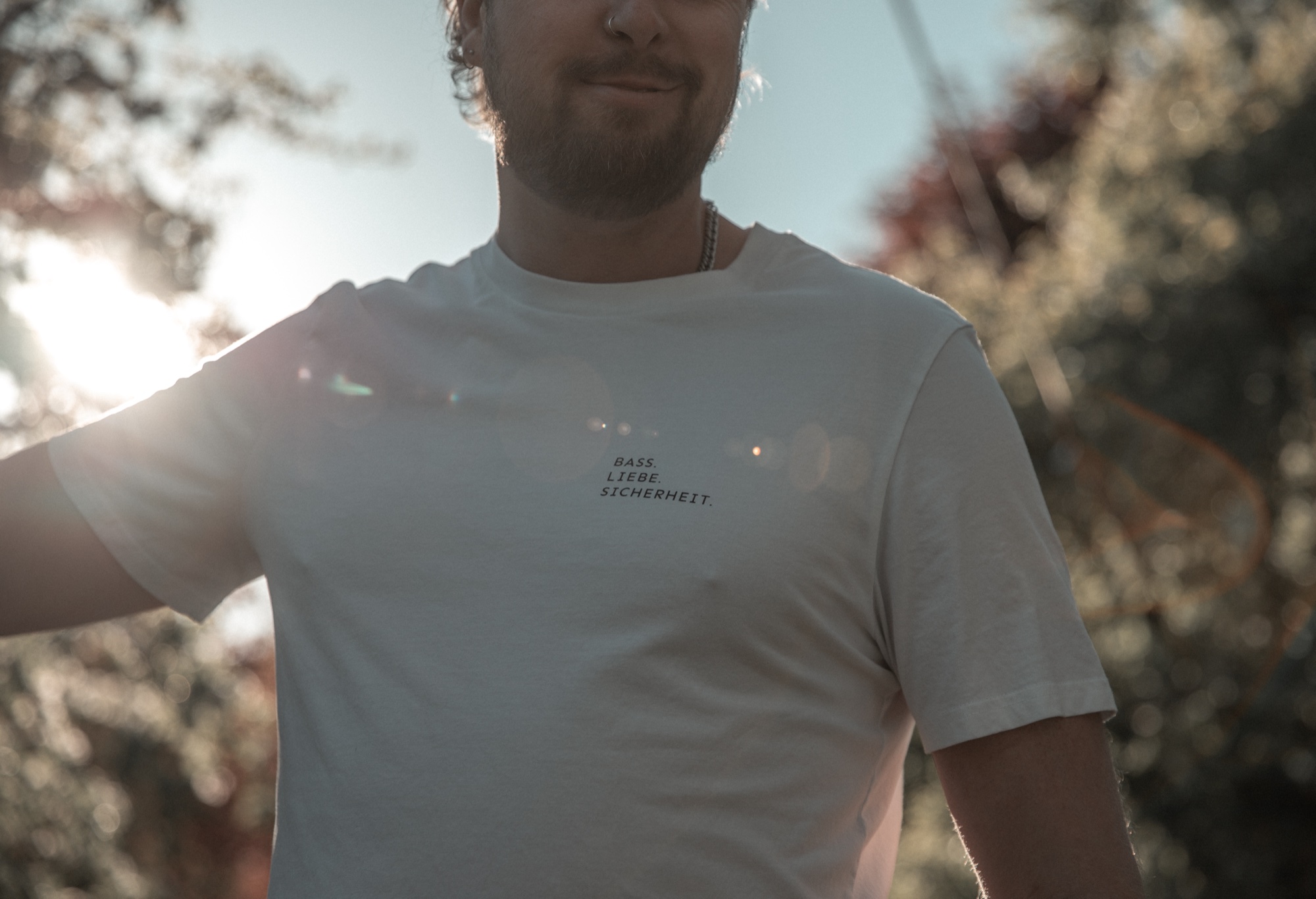bass.liebe.sicherheit – tshirt weiss 4