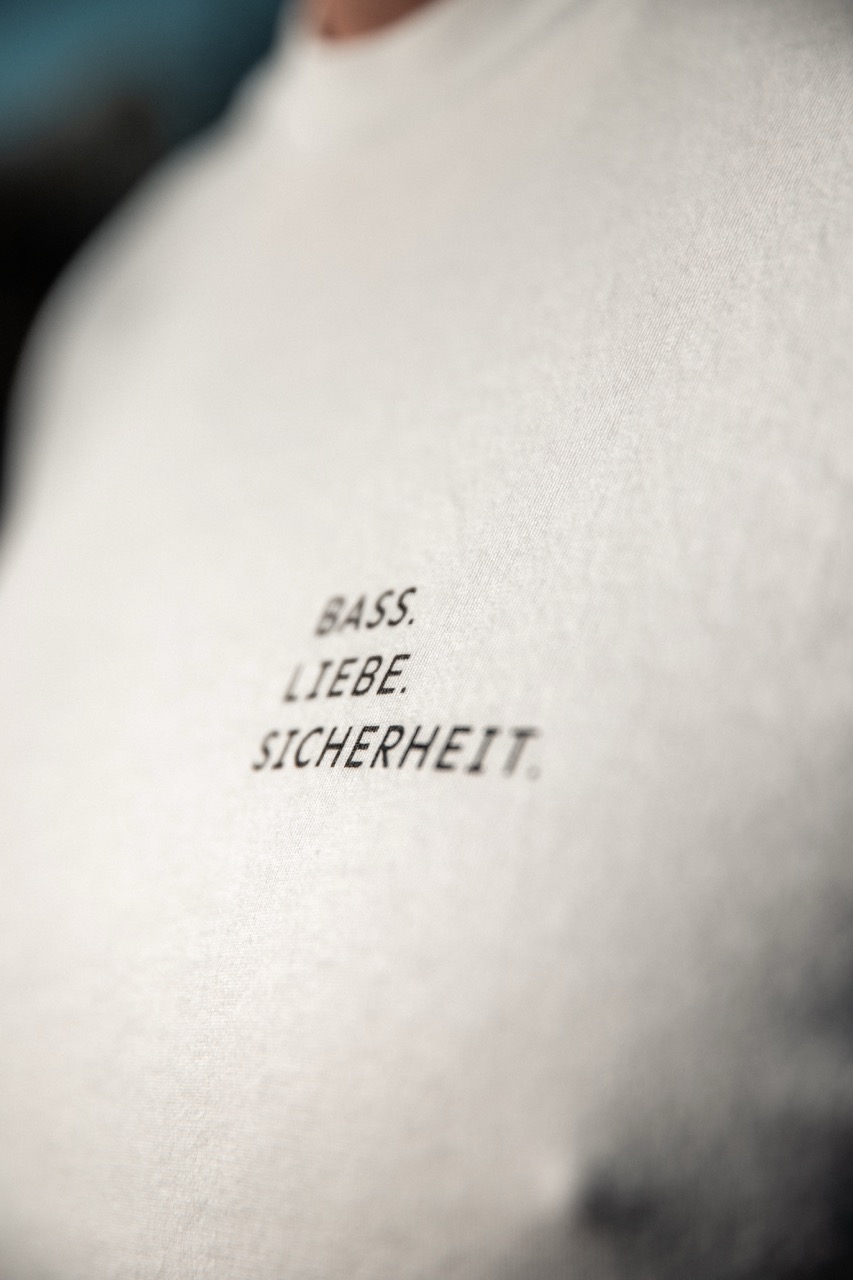 bass.liebe.sicherheit – tshirt weiss 1