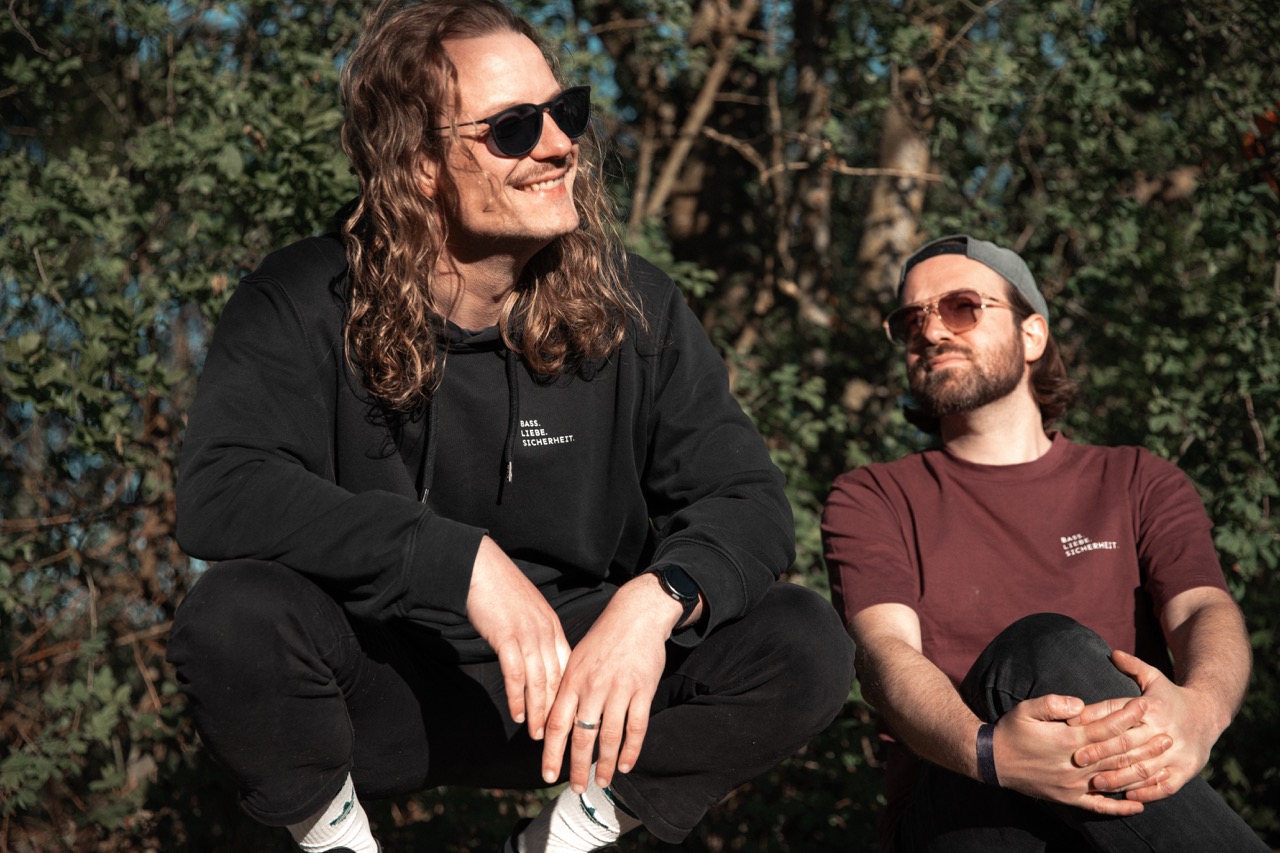 bass.liebe.sicherheit – hoodie schwarz 2