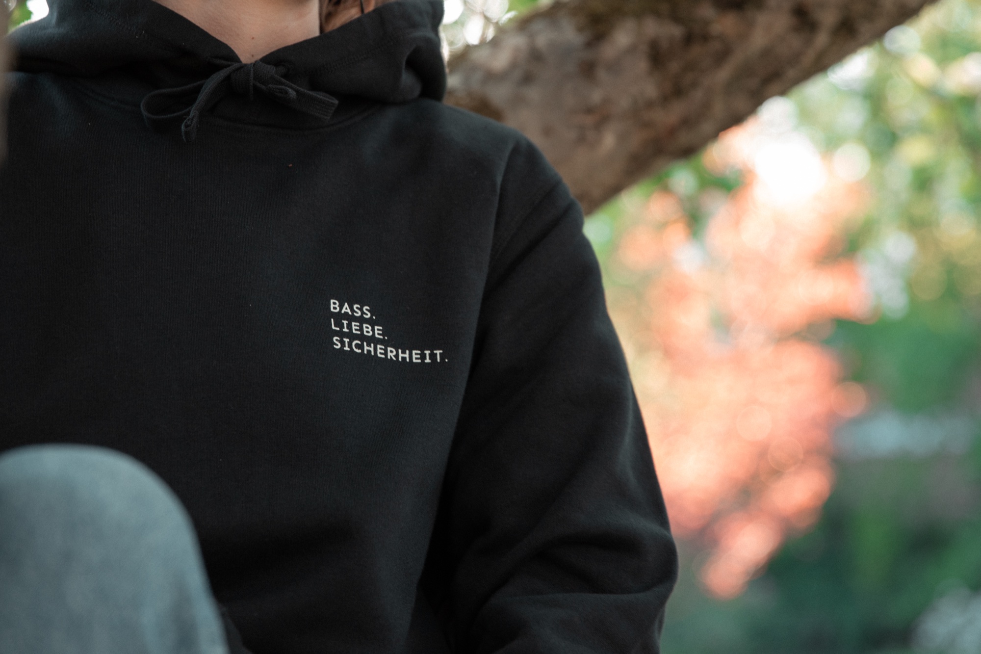 bass.liebe.sicherheit – hoodie schwarz 4