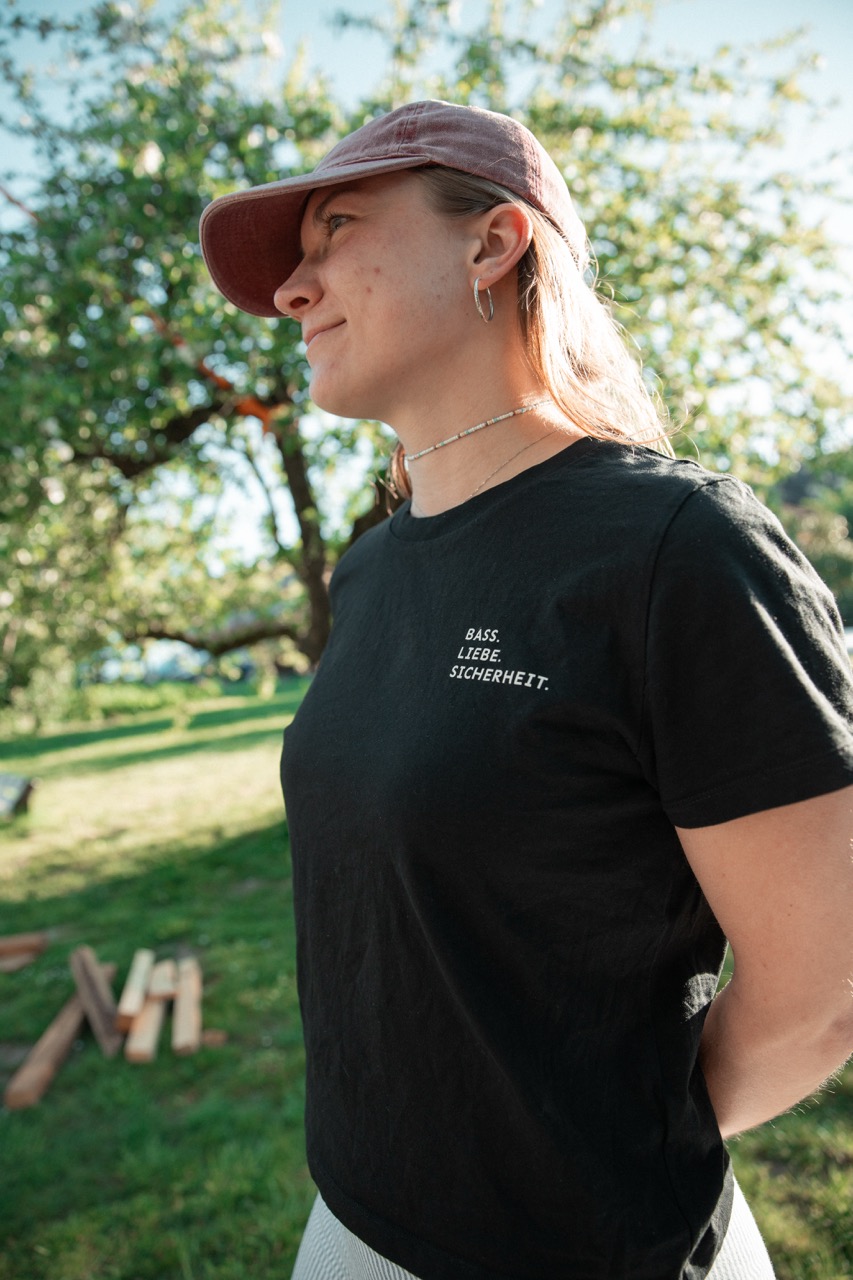 bass.liebe.sicherheit – tshirt schwarz 1