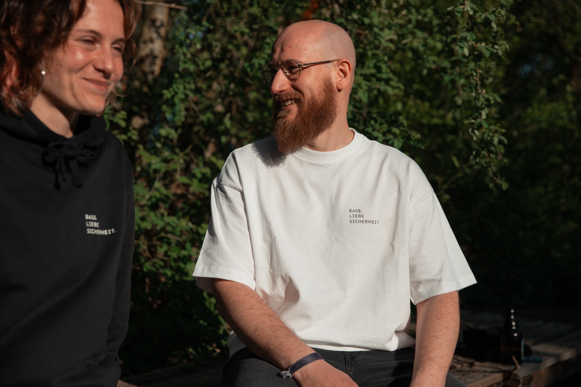 bass.liebe.sicherheit – tshirt weiss 3