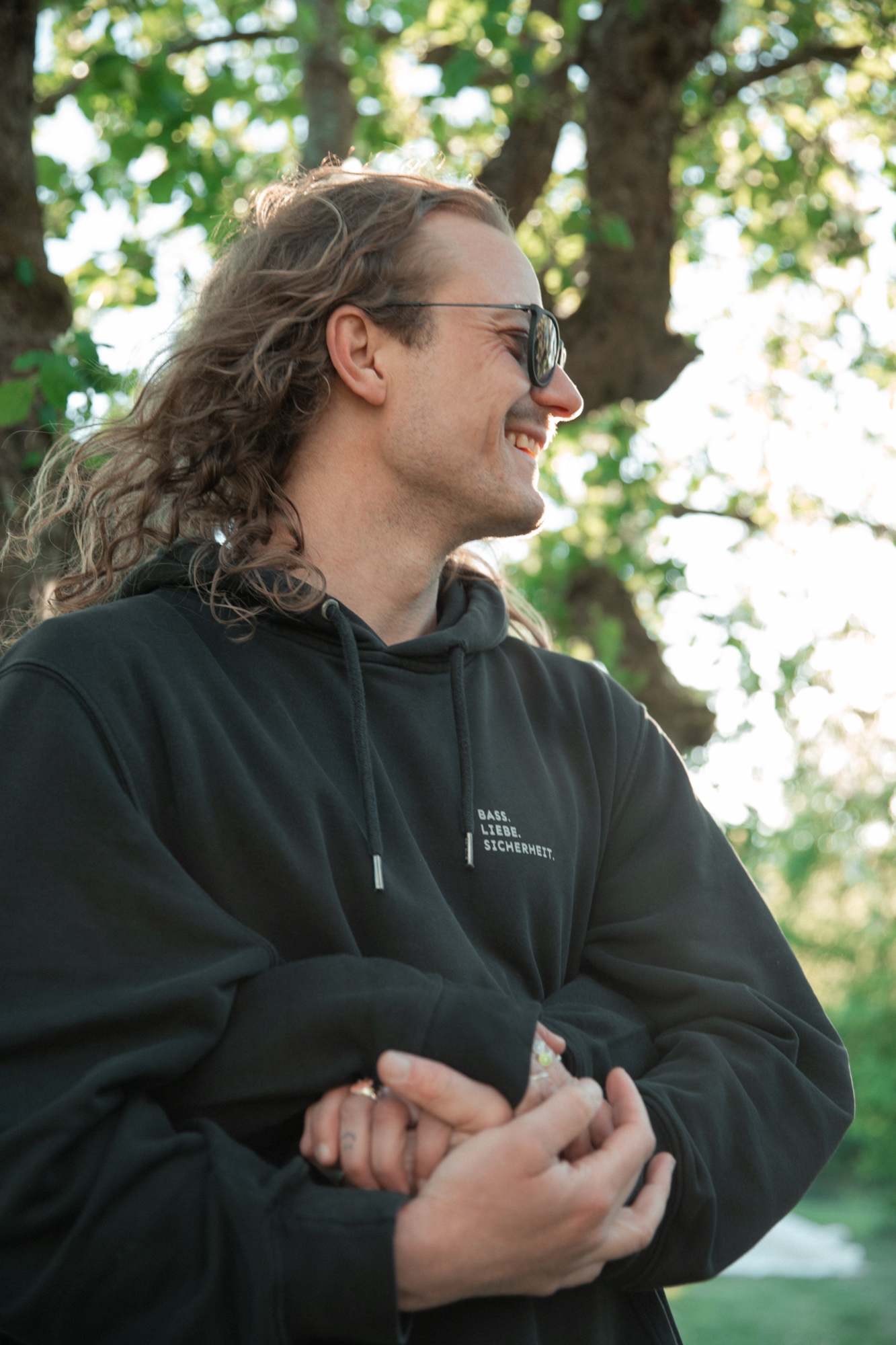 bass.liebe.sicherheit – hoodie schwarz 5
